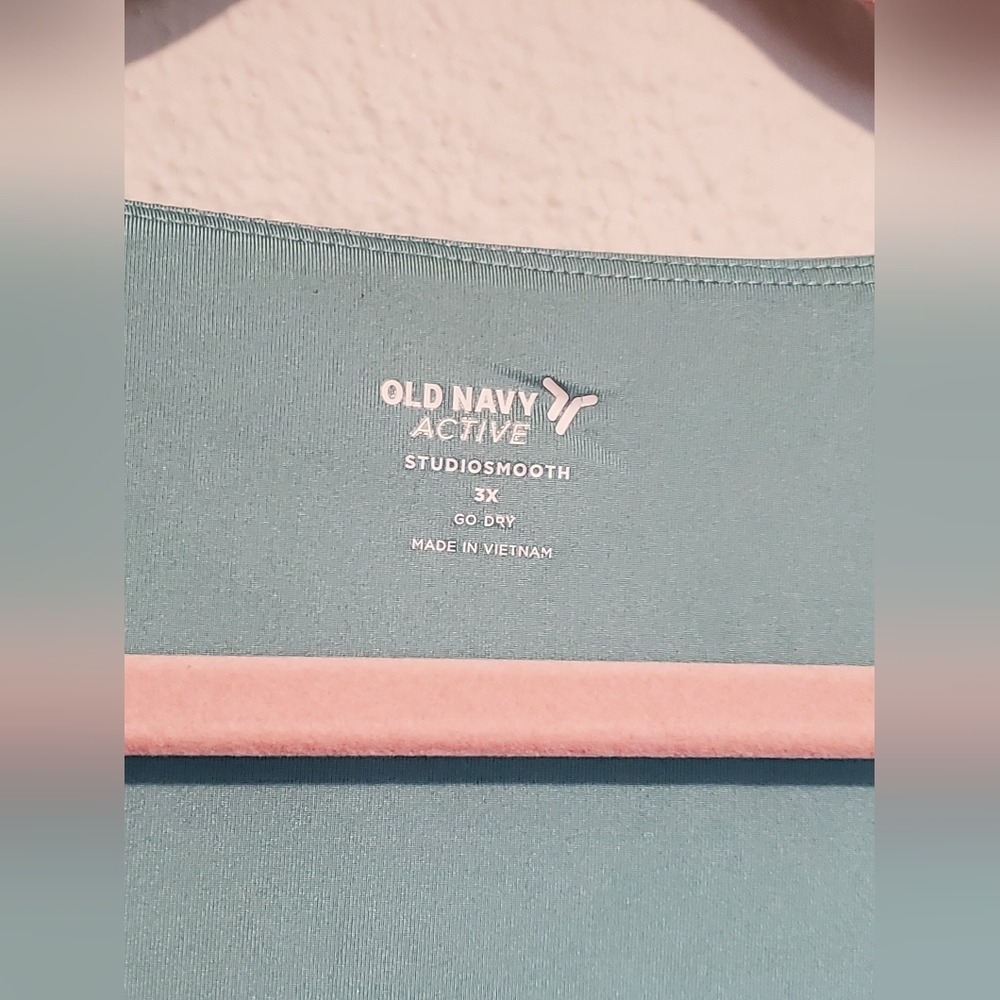 CLOSET CLOSING- 5/23- SEND OFFERS!Cropped Athletic Top - Picture 3 of 3